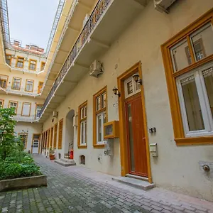 Cute Gallery Flat In Dob Str, Mars Budapest